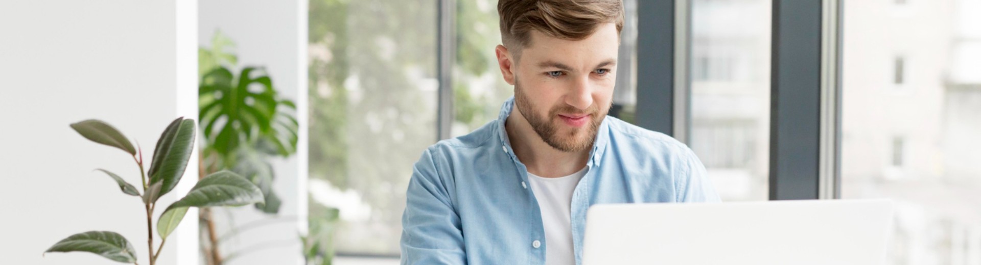 Moški tipka na prenosnem računalniku