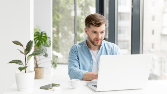 Stranka doma za računalnikom preusmeri paket na drugo lokacijo