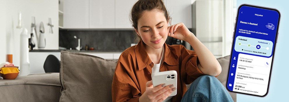 Dekle gleda v zaslon telefona