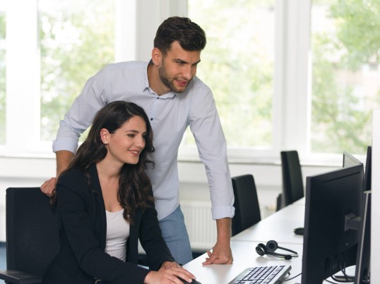 Osebje iz GLS kontaktnega centra pomaga strankam