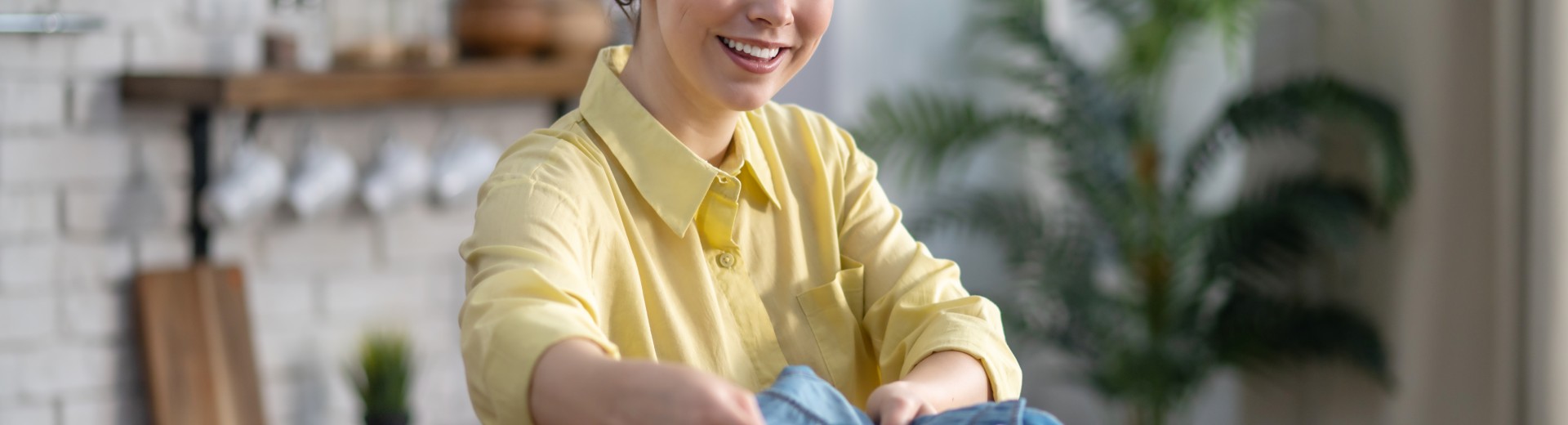 Ženska pakira oblačila v škatlo