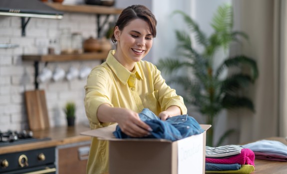 Ženska pakira oblačila v škatlo