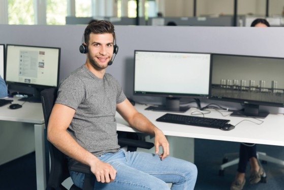 Moški iz klicnega centra na voljo za pomoč strankam