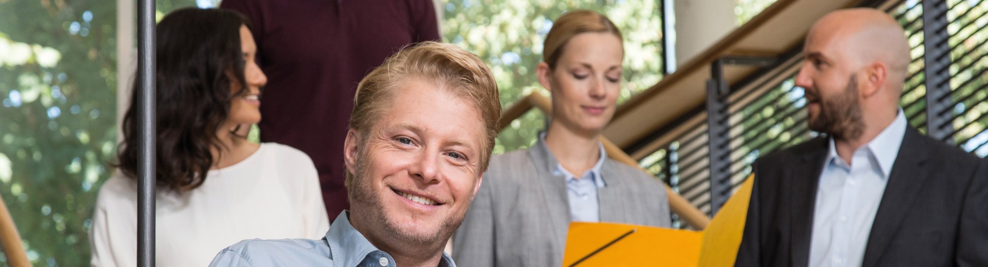 Skupina nasmejanih ljudi 