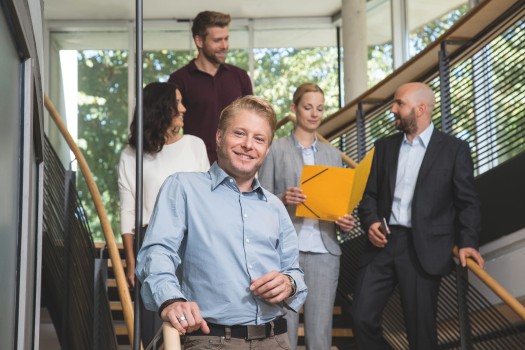 Skupina nasmejanih ljudi 