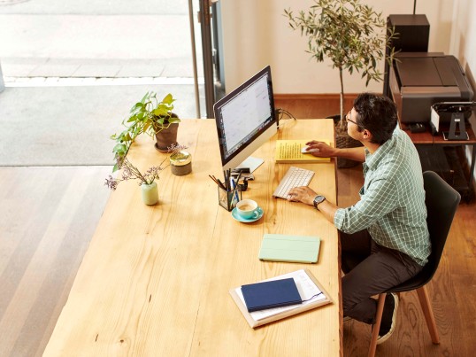 Muž za počítačom 