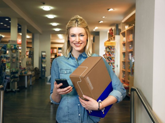 Doručenie balíka ženou s balíkom